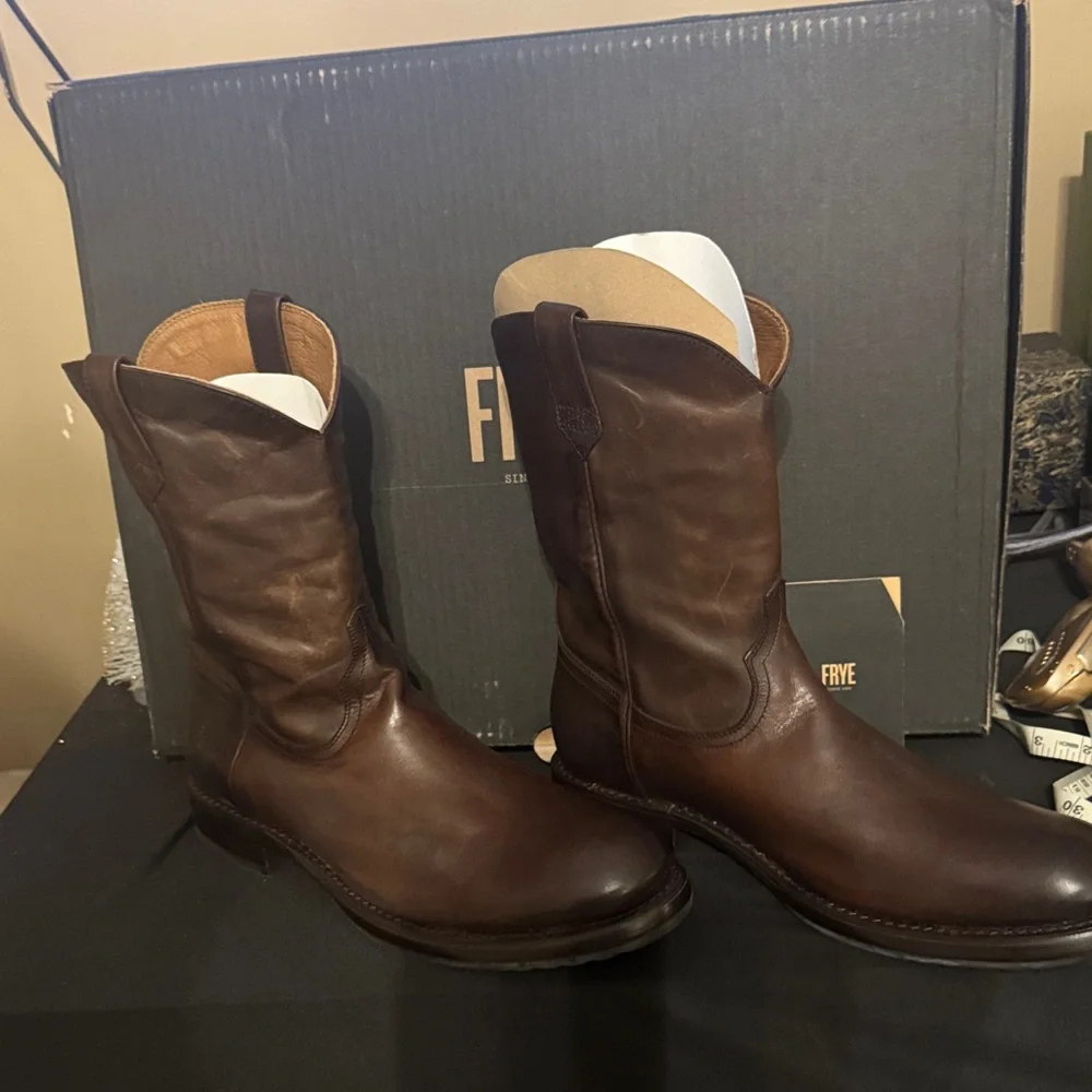 Frye Mens sz 11 Dark Brown Leather ROPER Boots NWT - Picture 2 of 10